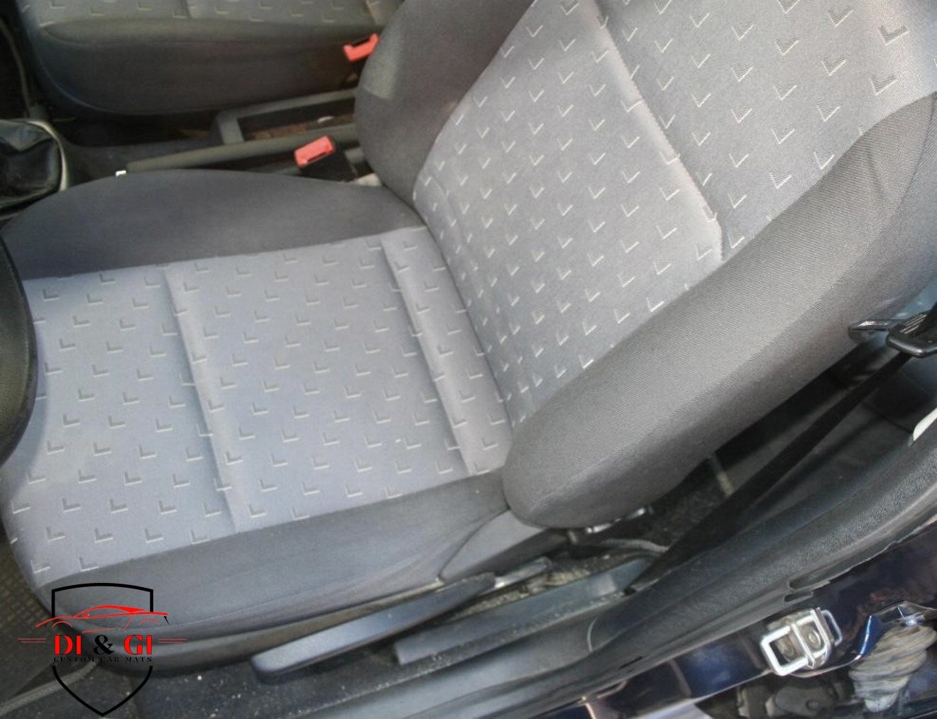 Sedile grigio in auto dopo la riparazione