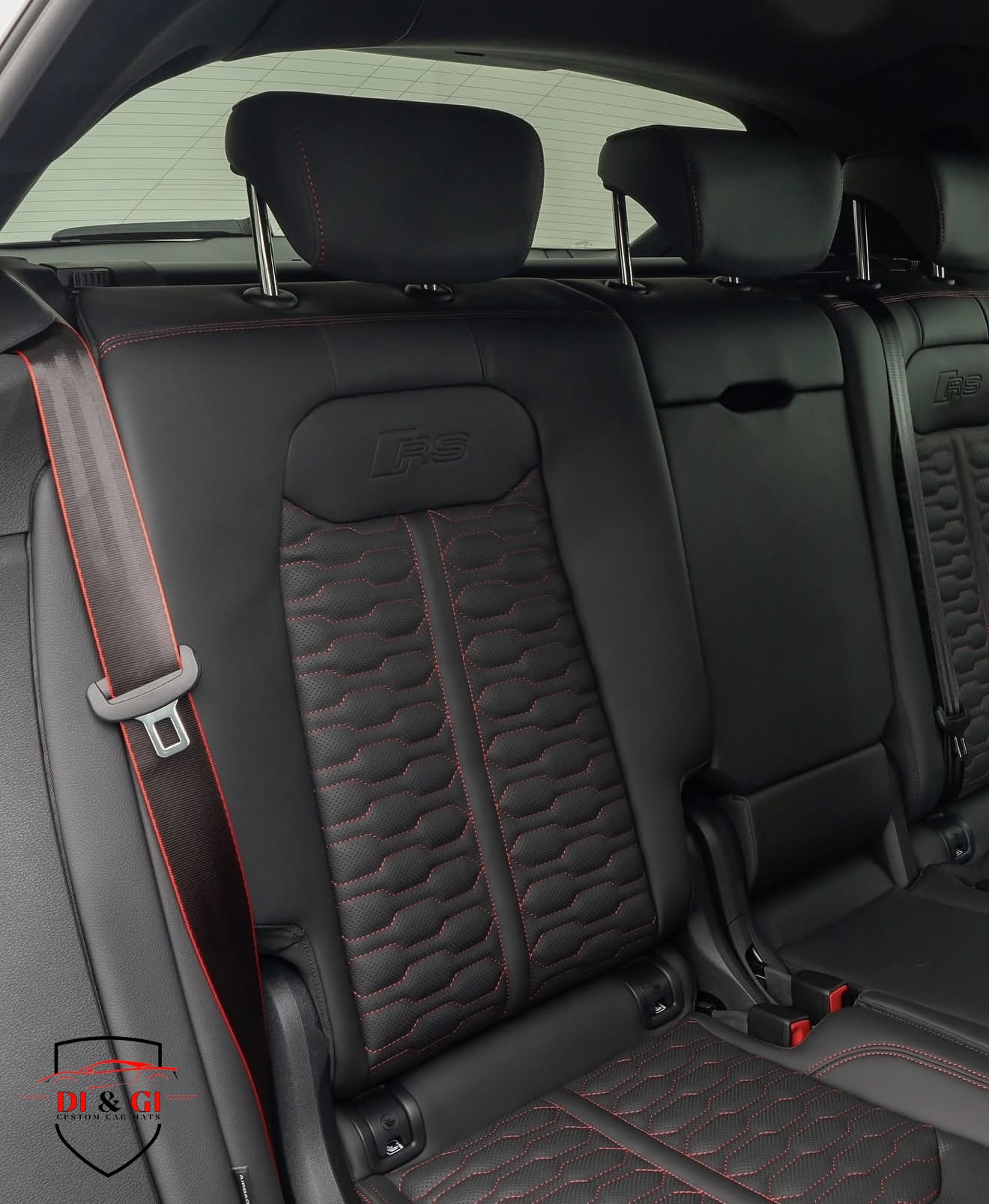 Interni auto in pelle nera con cuciture rosse, sedili posteriori
