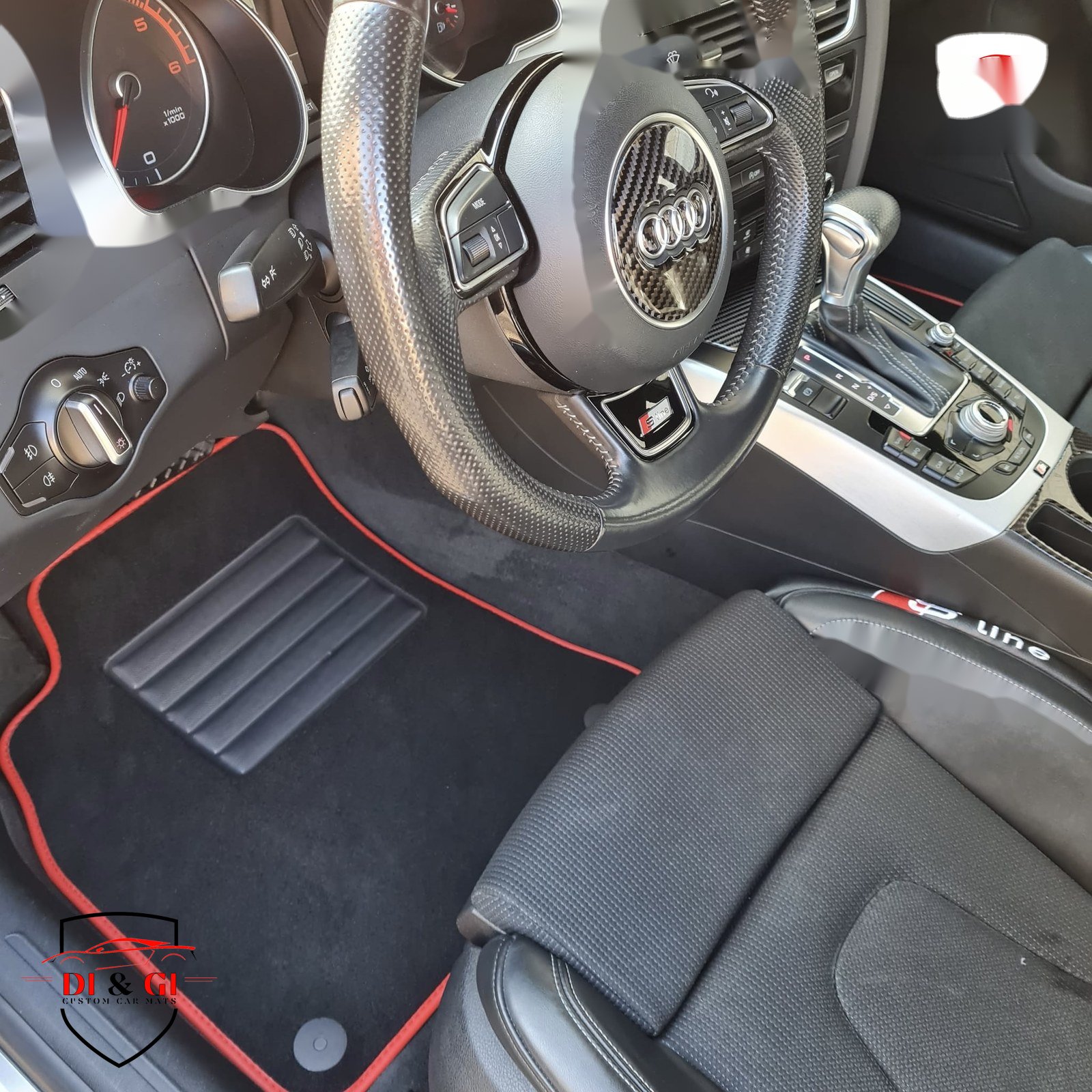 Tappeto premium nero con bordo rosso e battitacco, Audi
