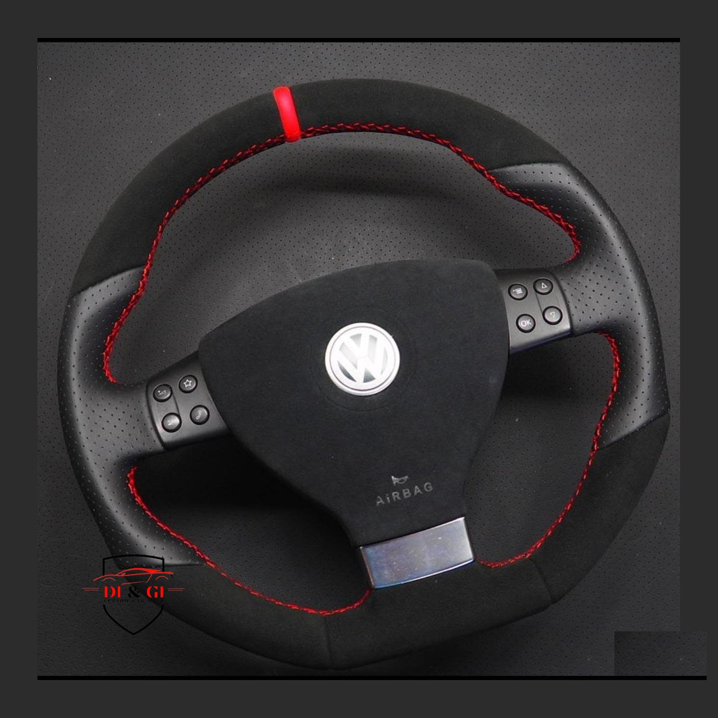 Volante Volkswagen in alcantara e pelle punzonata, striscia e cuciture rosse, airbag rivestito
