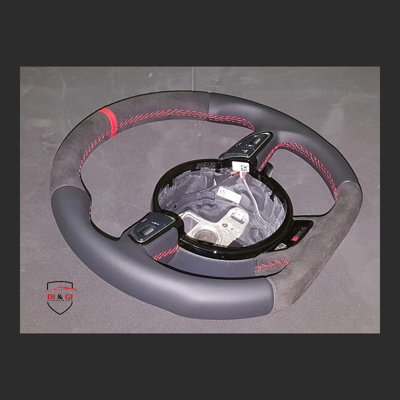 Volante in alcantara con cuciture rosse
