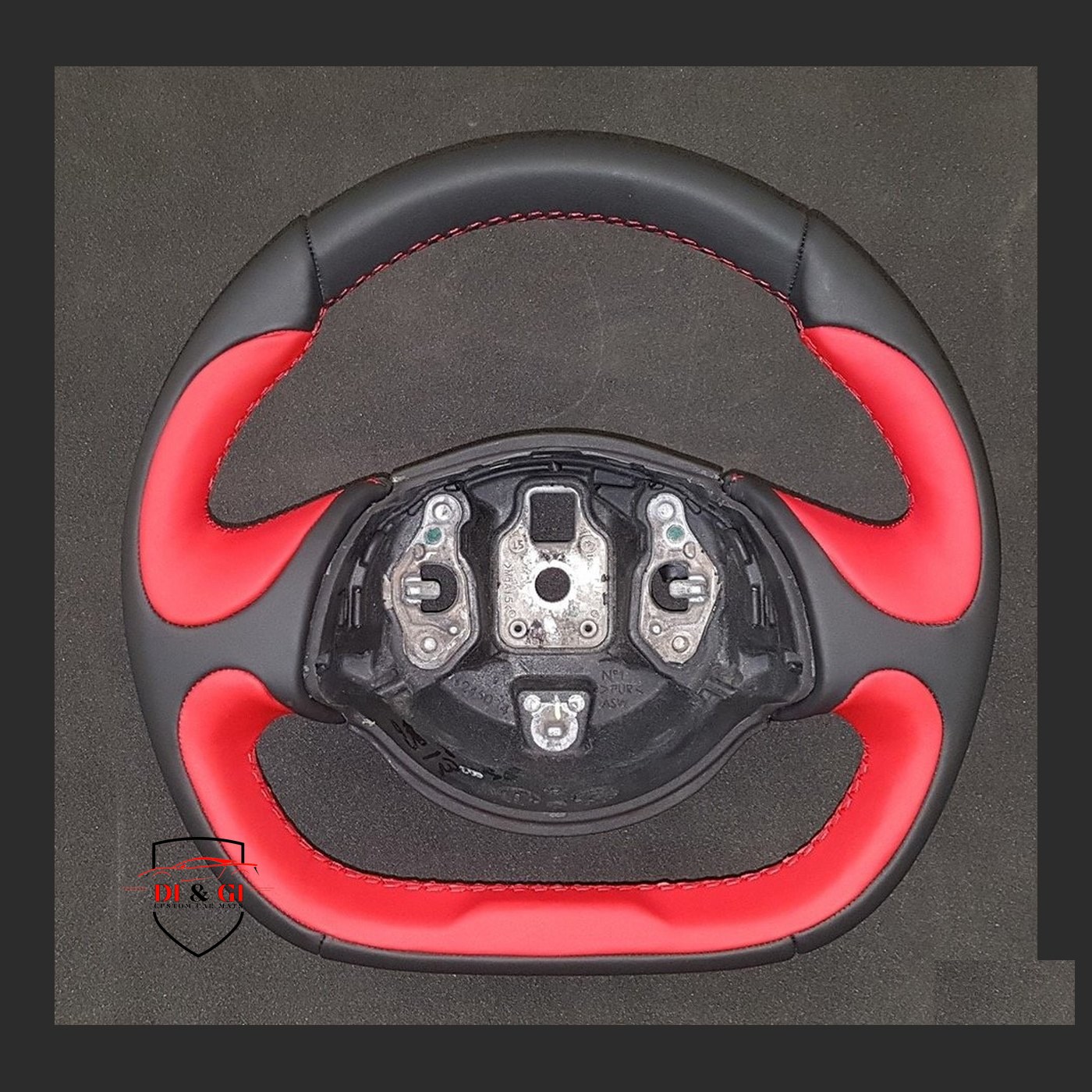 Volante in pelle nera e alcantara rossa
