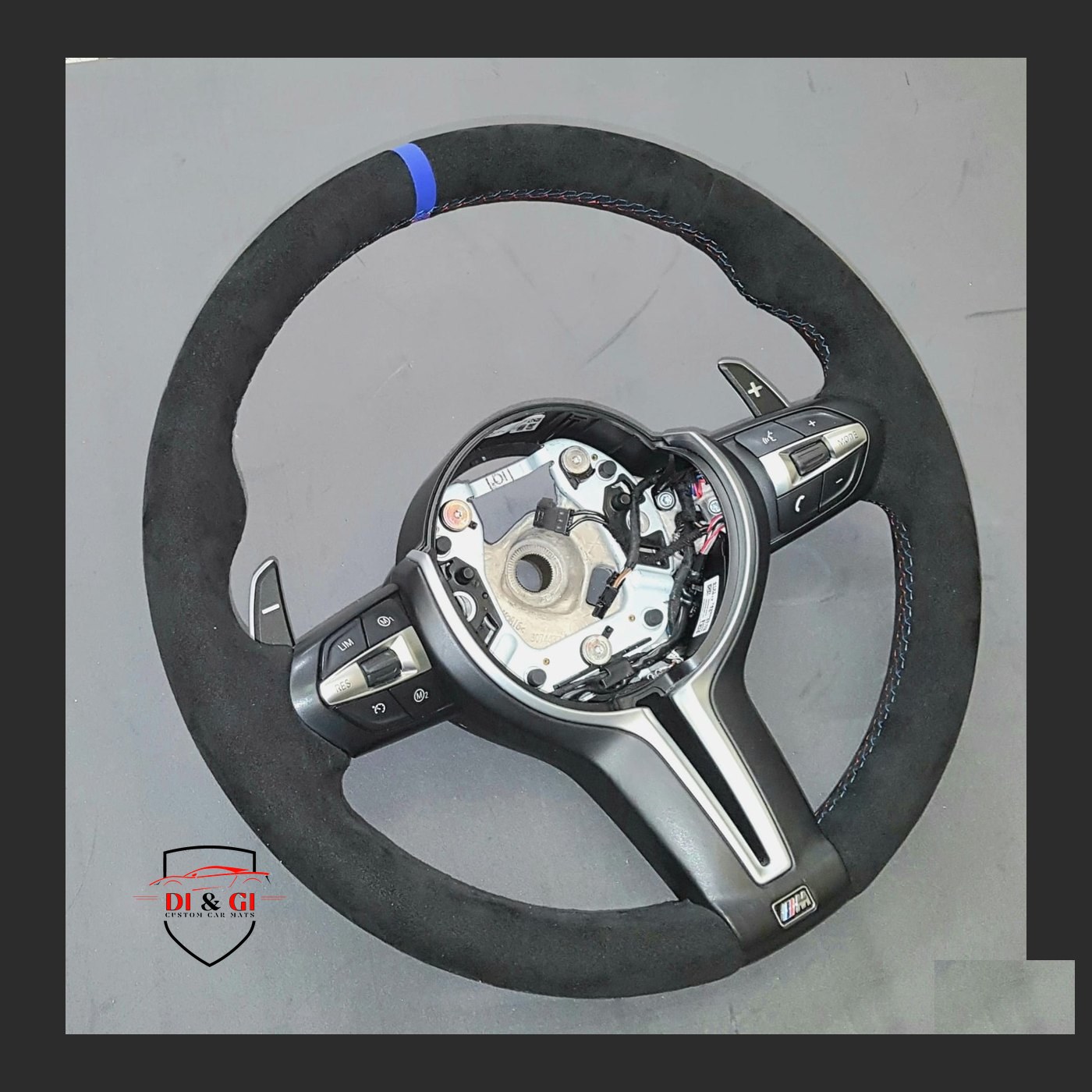 Volante BMW con striscia rossa, montato in auto