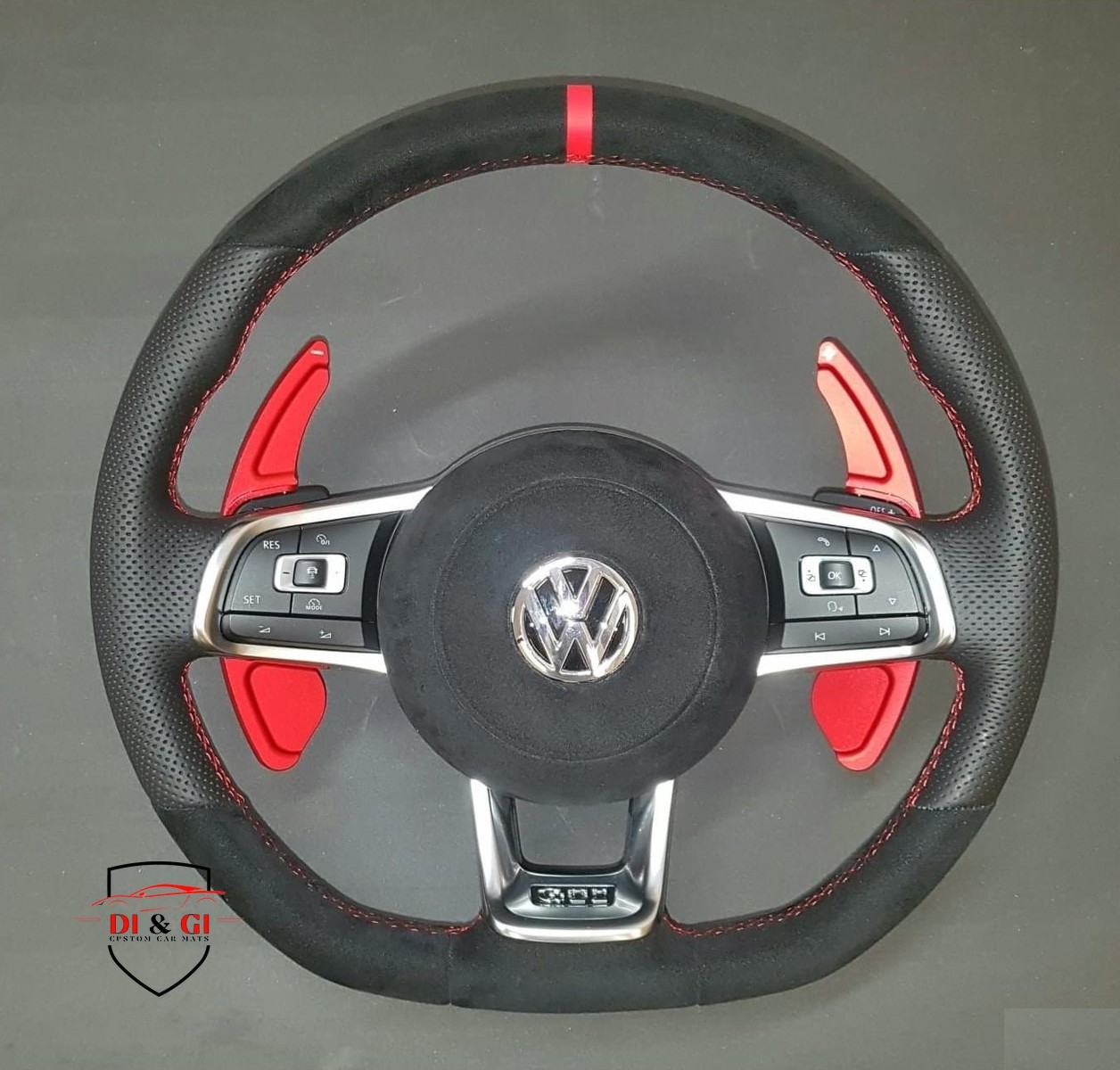 Volante Volkswagen con palette rosse e cuciture a contrasto
