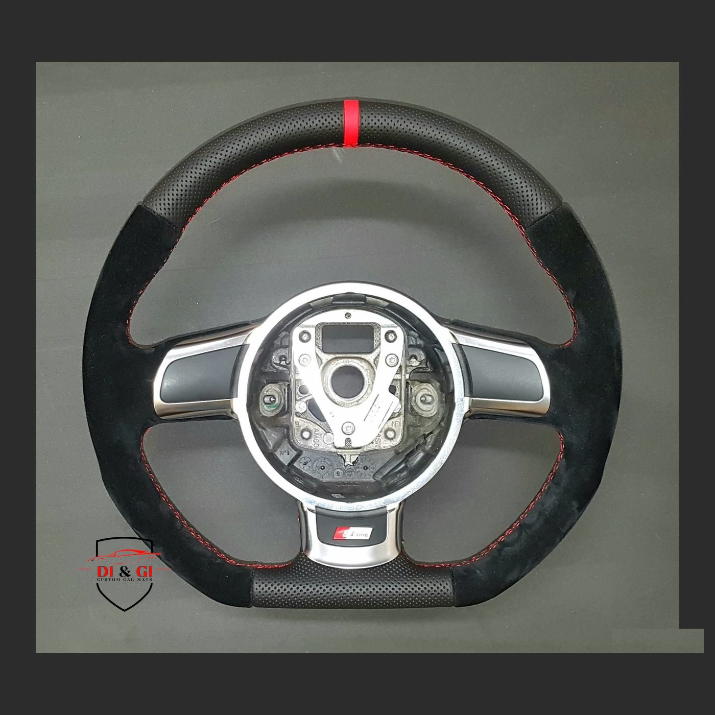 Volante Audi S line in pelle punzonata e alcantara, cuciture e mirino rossi
