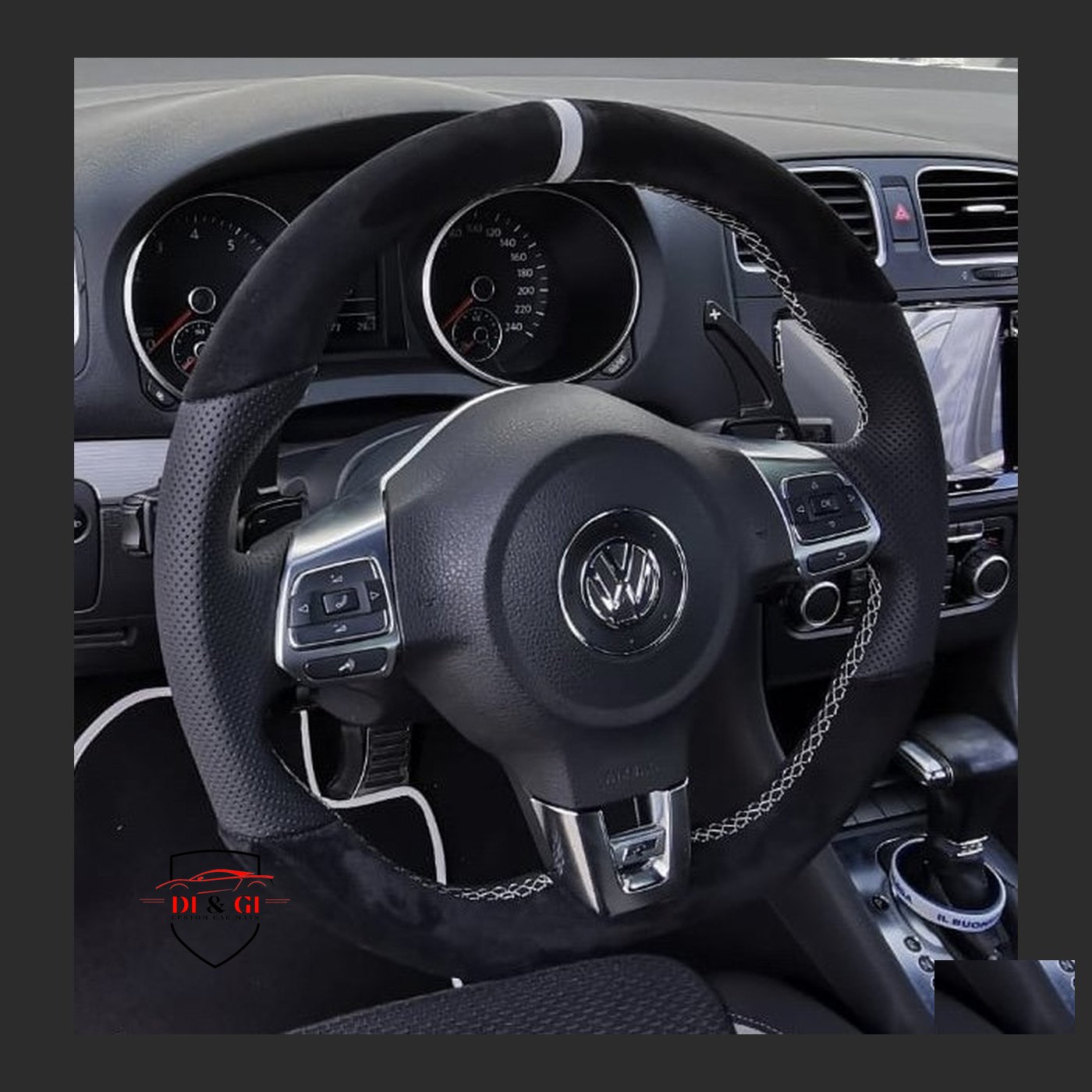 Volante Volkswagen in alcantara, striscia bianca, montato